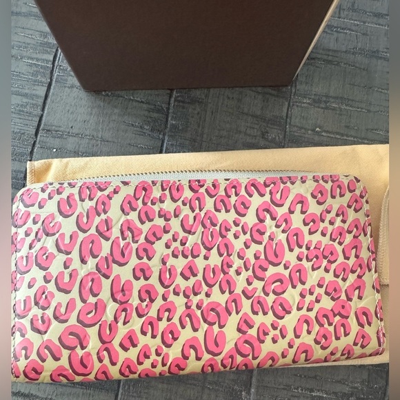 Louis Vuitton Blanc Corail Monogram Vernis Leopard Zippy Wallet - Picture 2 of 15